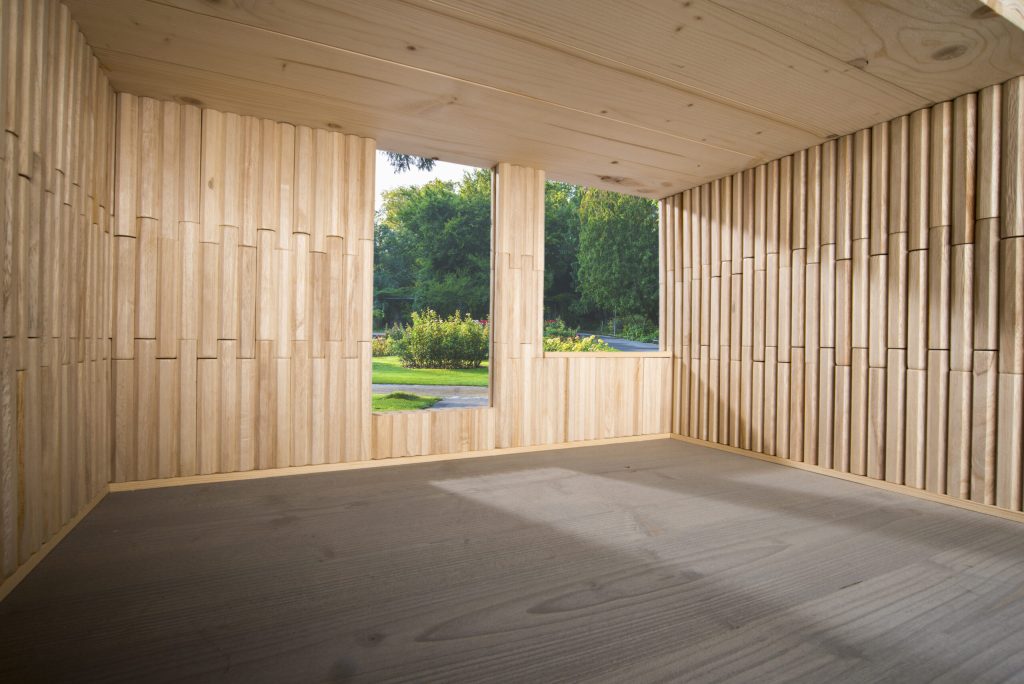 Kiri-hout toegepast in een licht, warm interieur (ter illustratie, niet onze eigen aanplant).