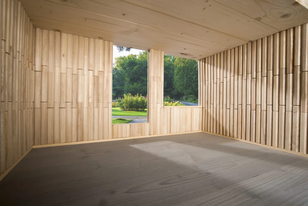 Kiri-hout toegepast in een licht, warm interieur (ter illustratie, niet onze eigen aanplant).